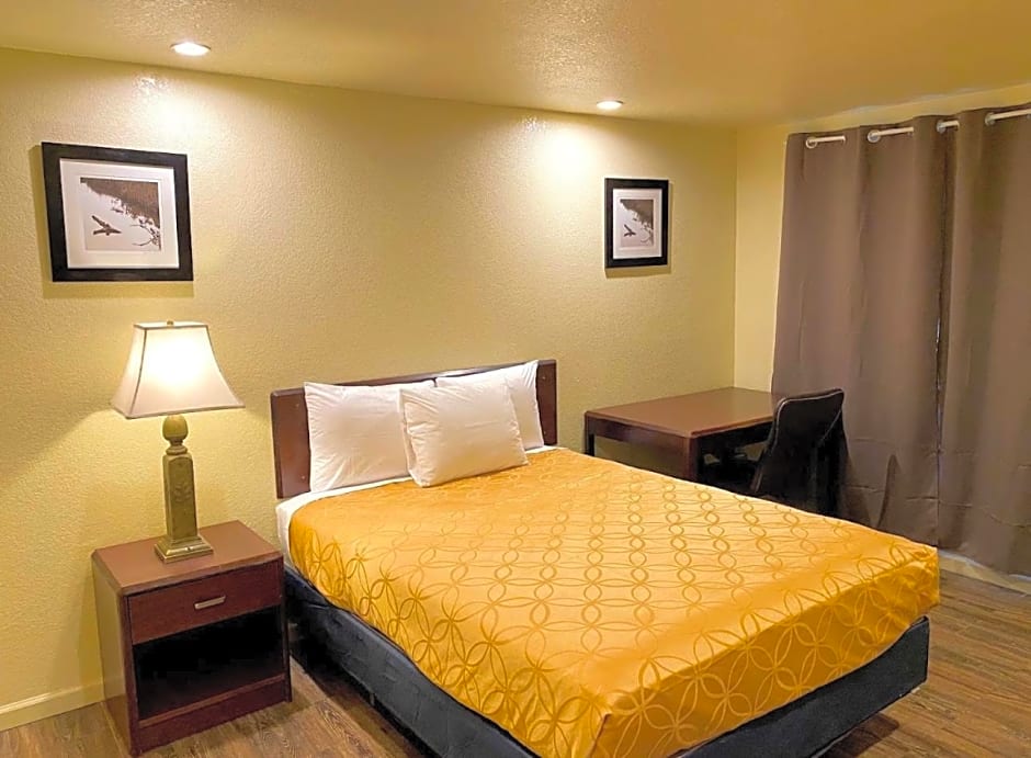 Whistling Pines Motel- Daily and Extended Stay