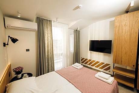 Deluxe Double Room (2 Adults + 1 Child)