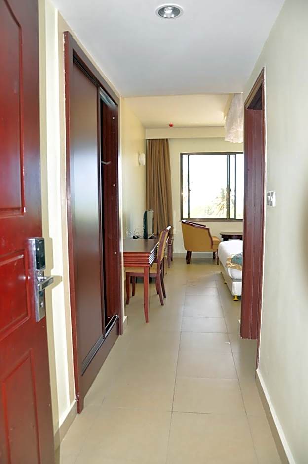 Luwa Evergreen Hotel