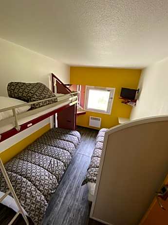 Basic Triple Room with Shared Bathroom