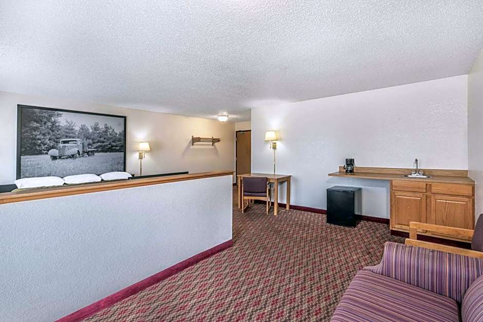 Super 8 by Wyndham Fountain