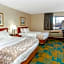 La Quinta Inn & Suites by Wyndham Milwaukee Airport / Oak Creek