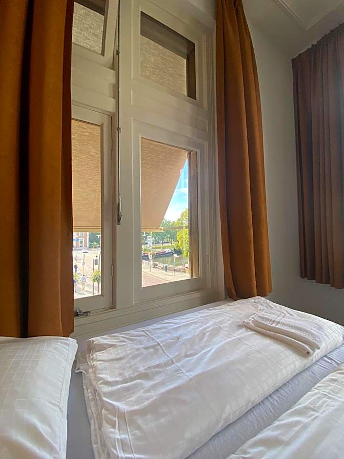 Hostel & Bar De Basis