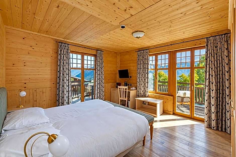 Hotel Between
