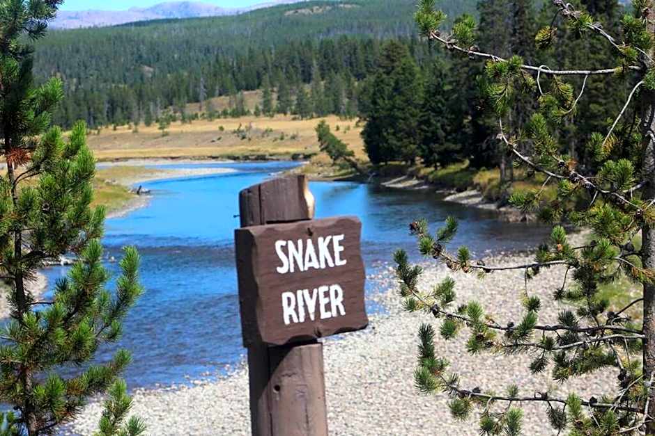 Bison Lodge - Lg Home - 2 bedrooms - less than 5 miles to Yellowstone North Entrance, Sleeps up to 8