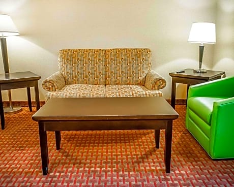 1 King Bed, Suite, Nonsmoking