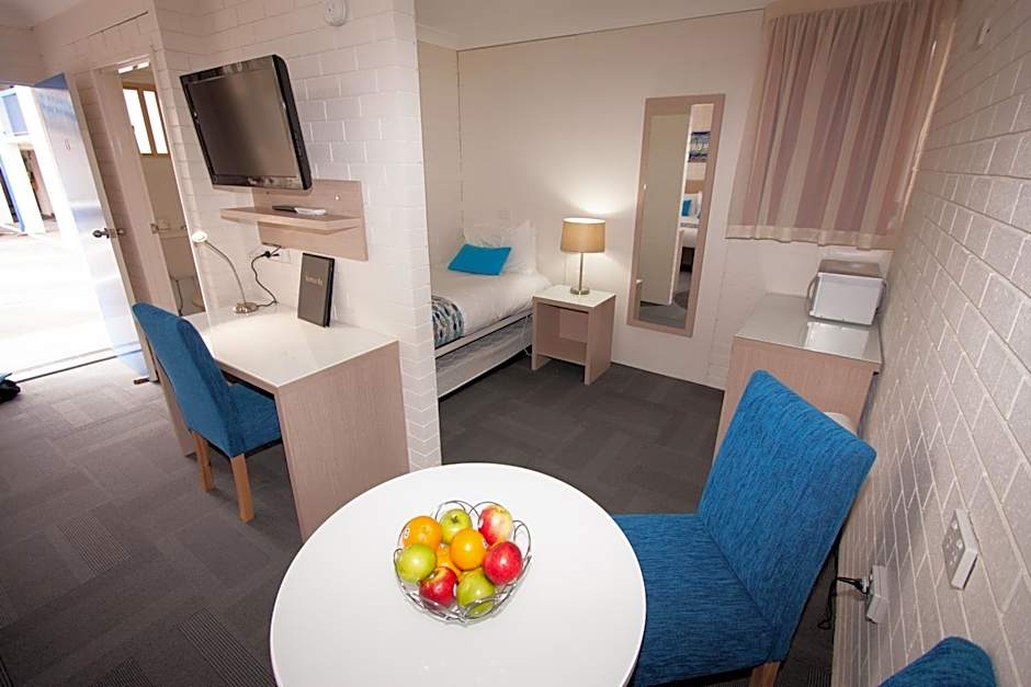 Zorba Waterfront Motel