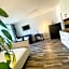 TAMPA BAY, BEACH step away, WIFI, FREE PARKING,POOLS, JACUZZI