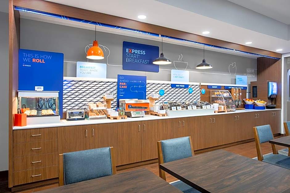 Holiday Inn Express Hotel And Suites Clinton By IHG