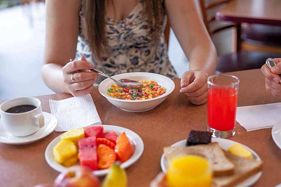 Irazu Hotel & Studios