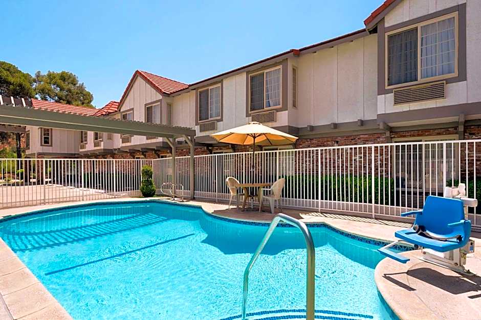 Super 8 by Wyndham Santa Clarita/Valencia