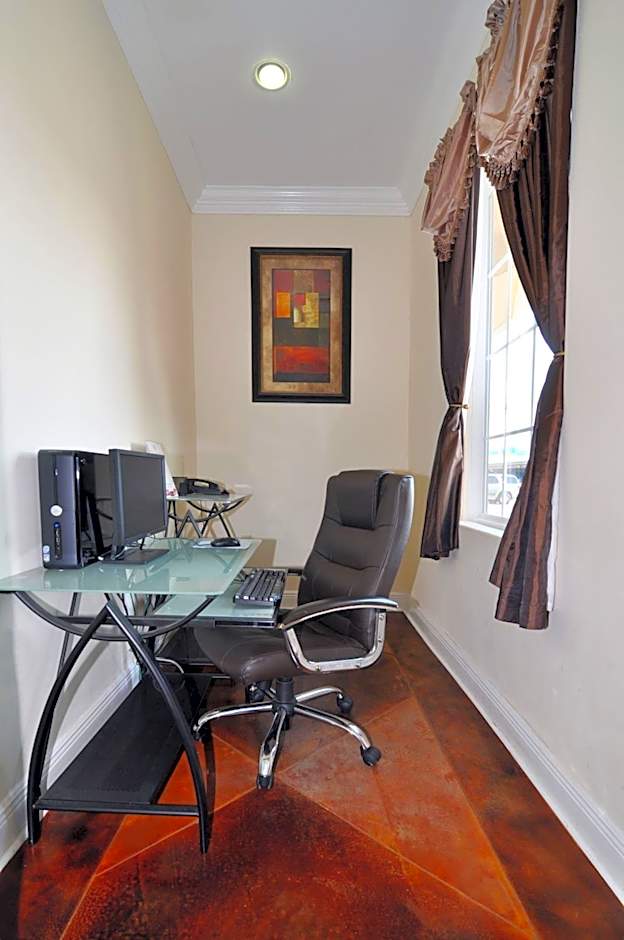 Super 8 by Wyndham Beaumont I-10 South/College St