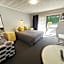 Kingswood Manor Motel