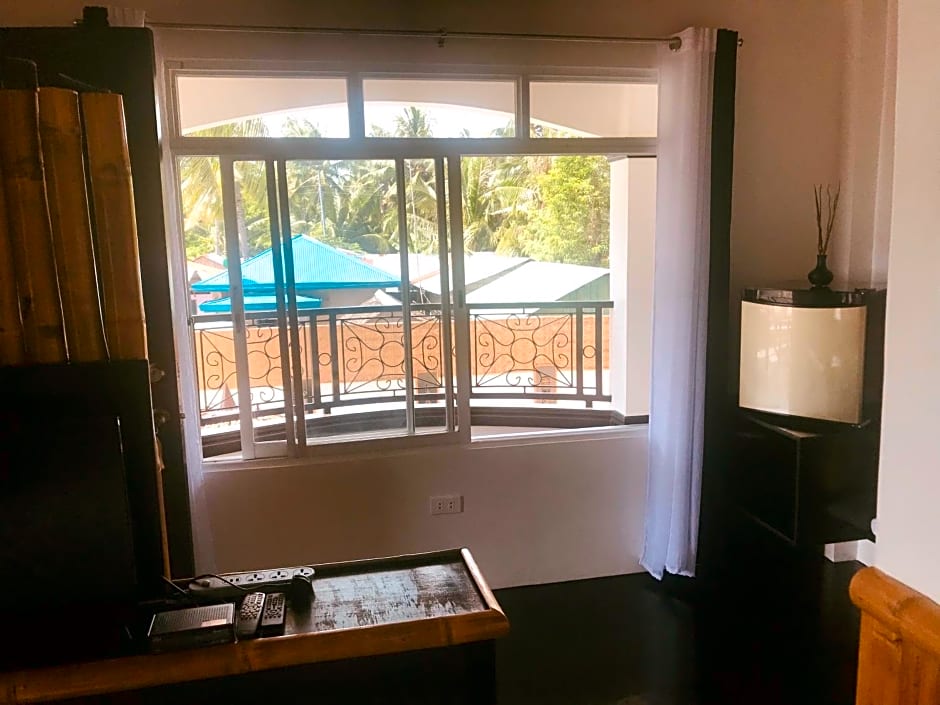 Everyday Sunday Hotel & Cafe