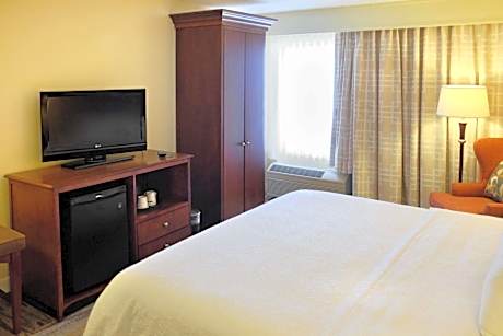 King Room with Accessible Tub - Mobility and Hearing Access/Non-Smoking