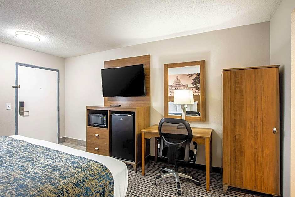 Clarion Pointe East Lansing University Area