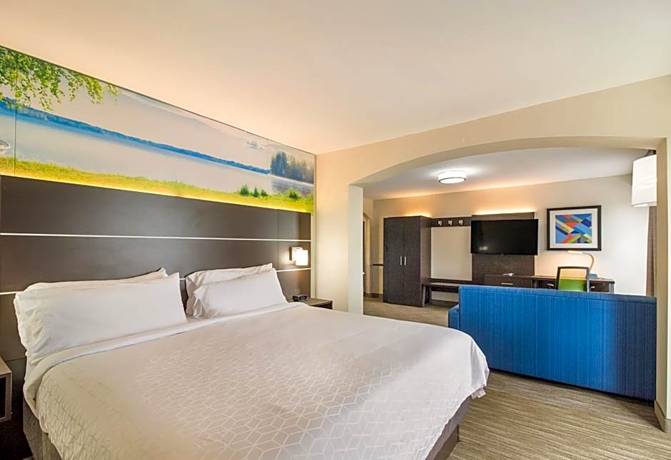 Photo 1 of 4 of 1 King Bed Suite