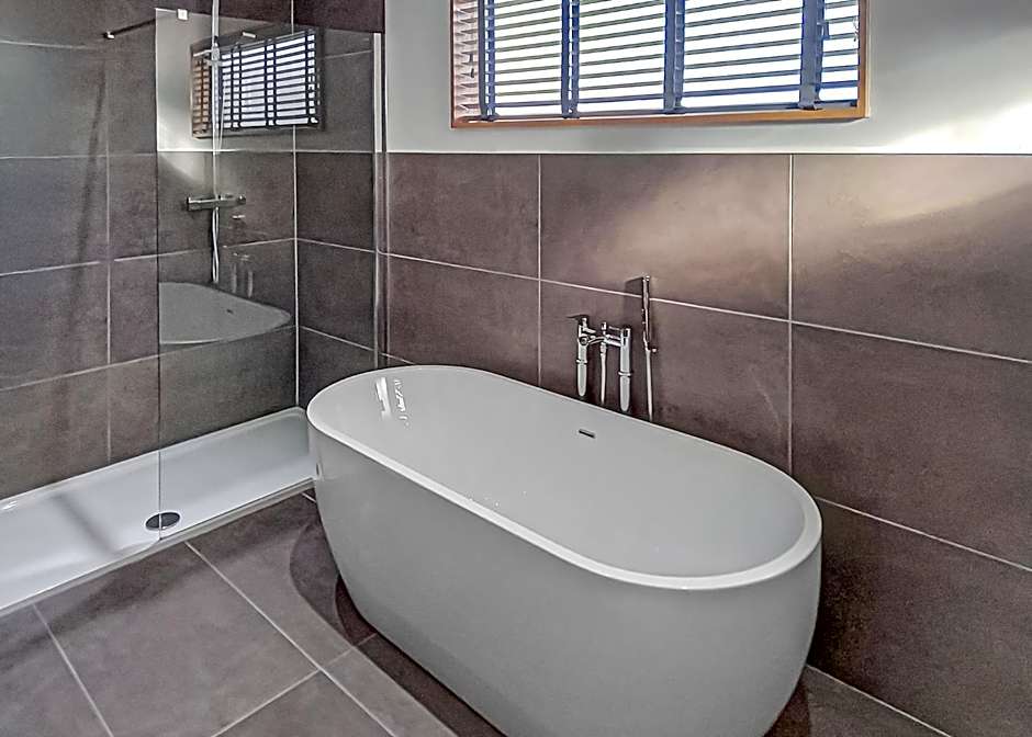 Cherry Bird Lodge Escape