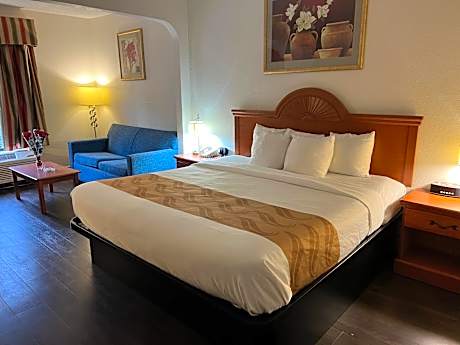 King Suite - Non-Smoking