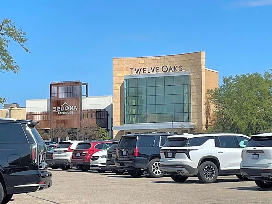 Holiday Inn & Suites Farmington Hills - Detroit NW, an IHG Hotel By IHG