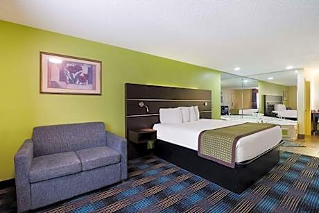 King Suite with Spa Bath, Sofa and Walk-In Shower - Non-Smoking