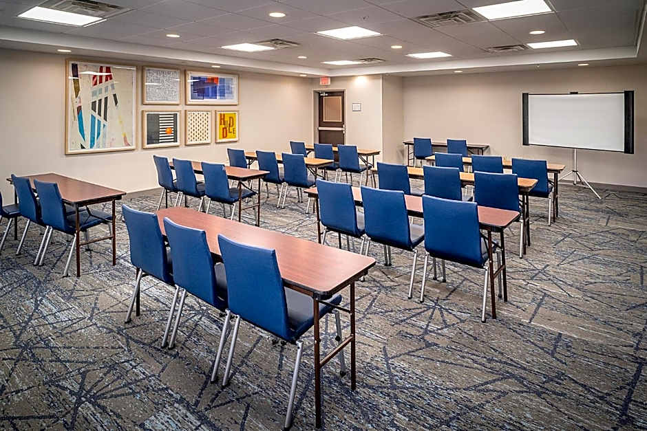 Holiday Inn Express & Suites Fairmont By IHG