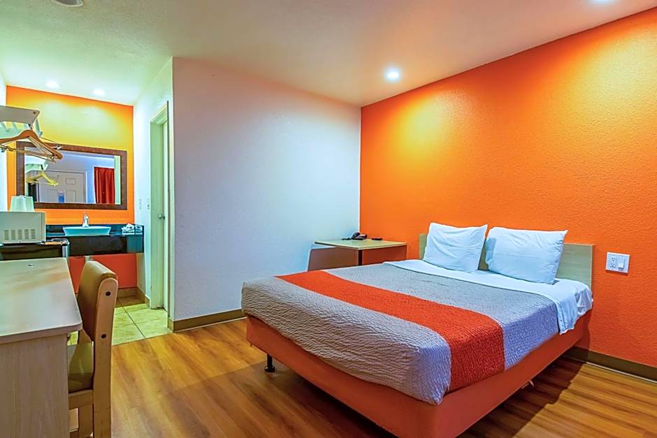 Motel 6-Bakersfield, CA - Airport