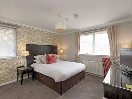 Family room-Suite-Ensuite with Shower-Garden View