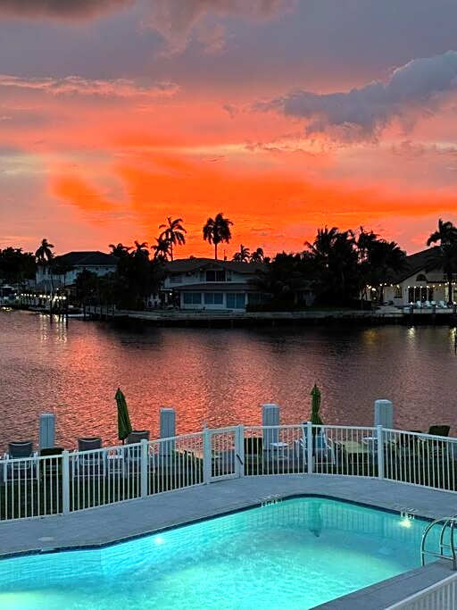Aloha Apartments On the Intracoastal-Walk to the Beach