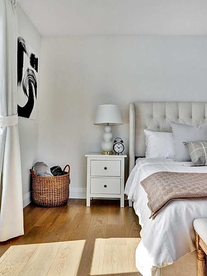 Gorgeous private retreat with hot tub