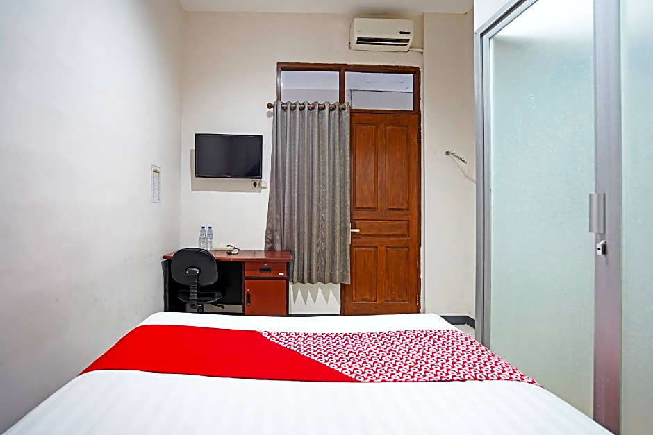 OYO Flagship 90890 Bratang Gede Residence