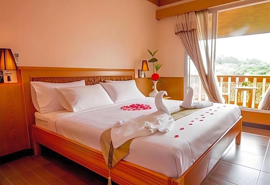 RoomQuest Golden Triangle Premium Collection
