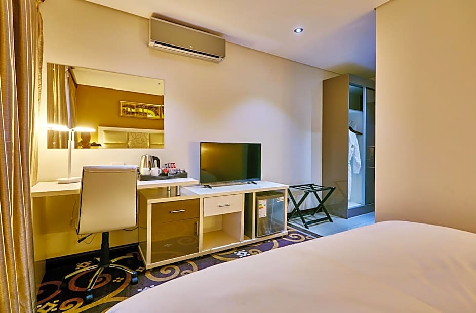 Palm Continental Hotel