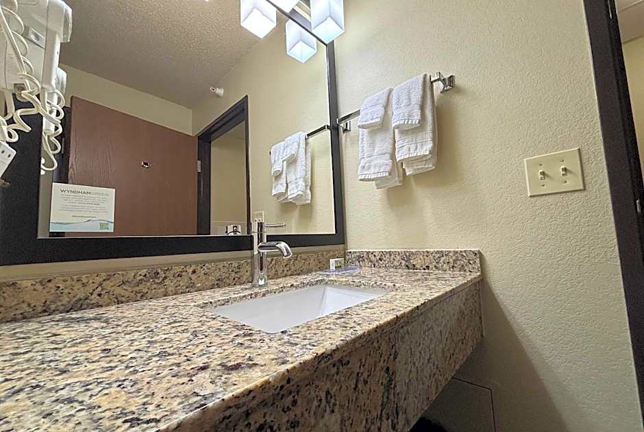 AmericInn by Wyndham Kewanee