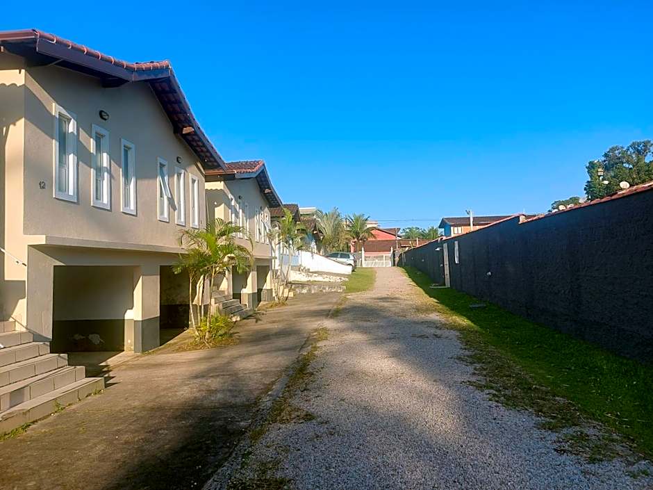 Casas em Condomínio próximo da praia com 2 dormitórios, churrasqueira e 3 vagas de garagem