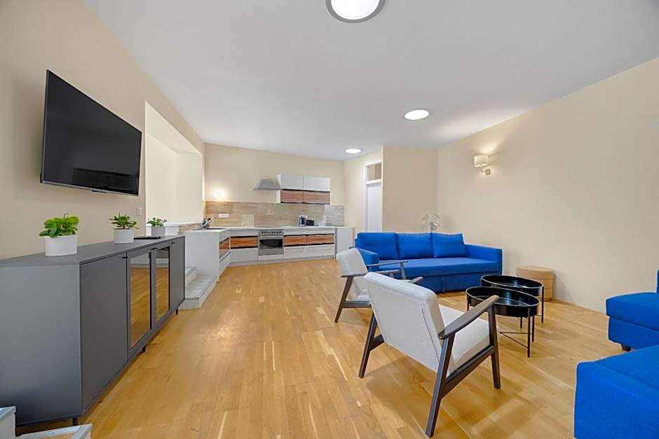 Hotel Reverie - Dependance, Check-in at Metropolitan Star