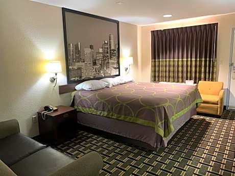 Super 8 by Wyndham Baytown / I-10