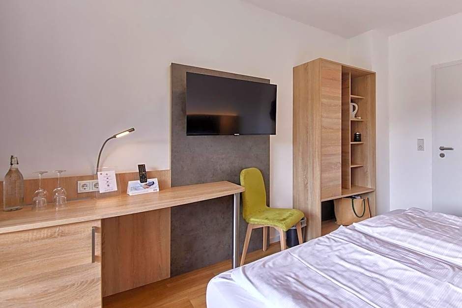 Moselhotel Weinhaus Simon `Sauna`Restaurant`ELadesäule