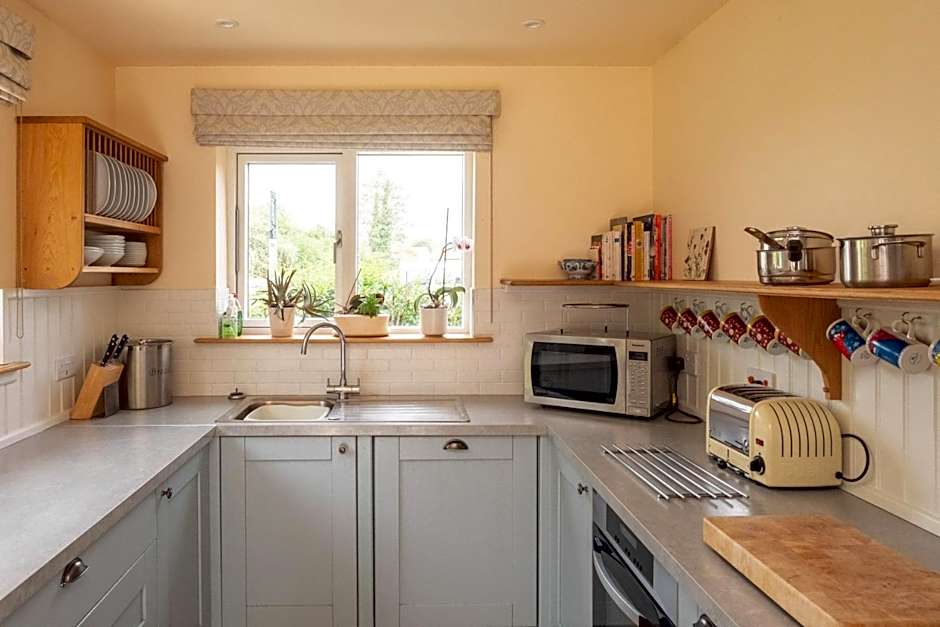 Willow House in Knodishall, Sleeps 7 - Only a short drive from Aldeburgh, Thorpeness & Snape Maltings - Managed by Aldeburgh Coastal Cottages