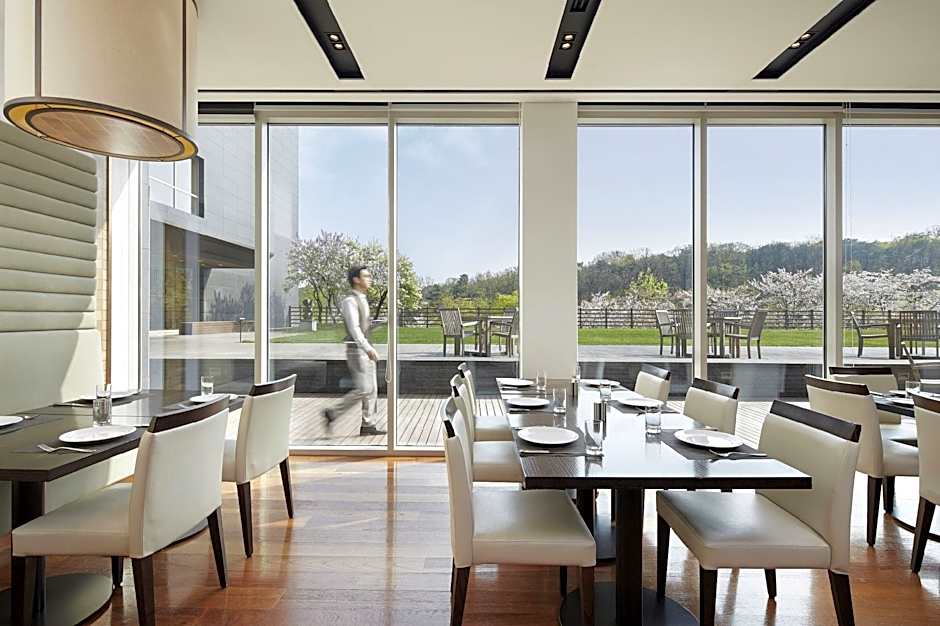 Rolling Hills Hotel