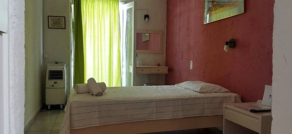 Cleo Rooms 250m from the beach