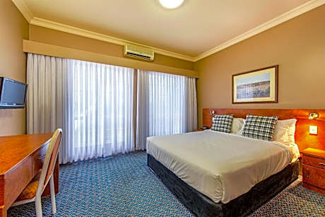 Deluxe Queen Suite with Sofabed - Non-Smoking