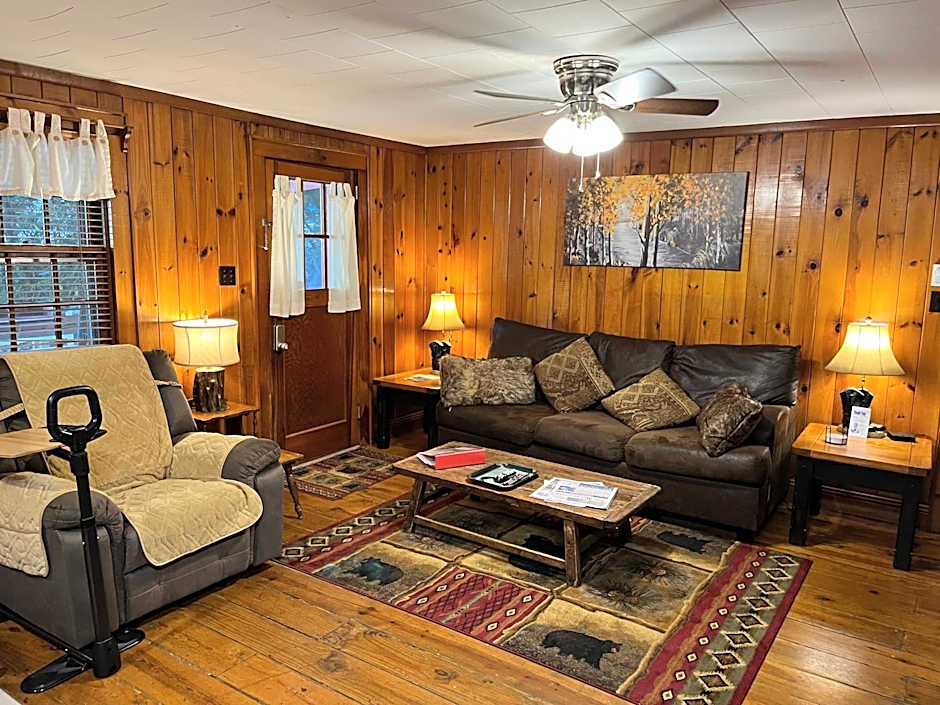 Cozy Cabin Pet Friendly ADA Compatible