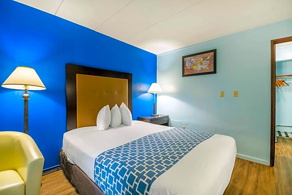 Econo Lodge Inn & Suites Windsor Locks Bradley Airport
