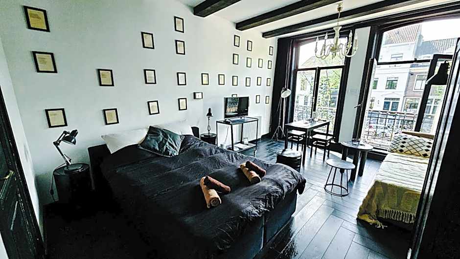 JoyJoyJoy the Black Beauty ecolicious studio in a canal house with French balcony with view on the canals