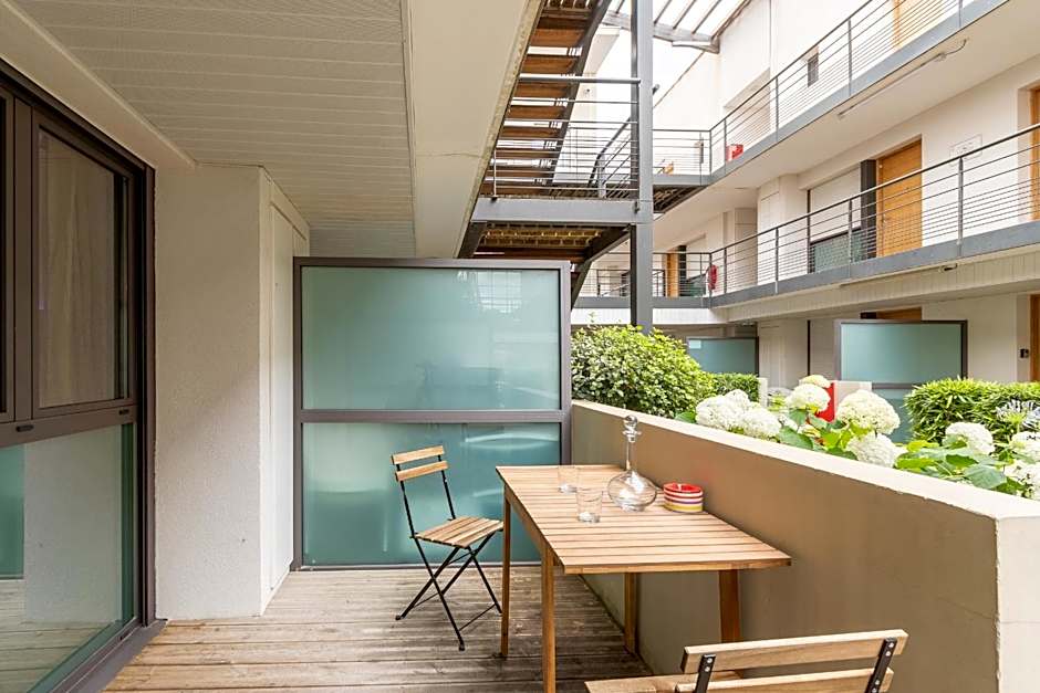 Le petit patio fleuri
