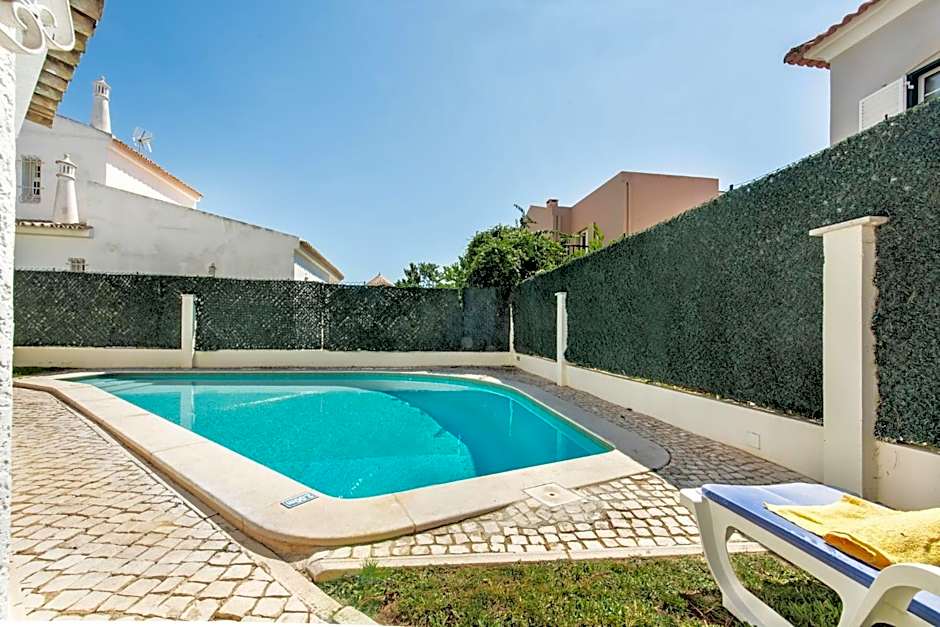 Residential cul-de-sac walking distance to centre, private pool, free AC wifi