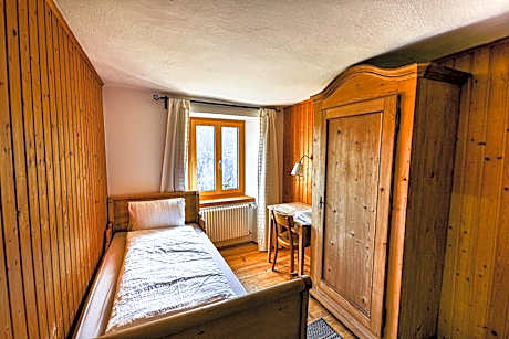 Single Room with Shared Bathroom