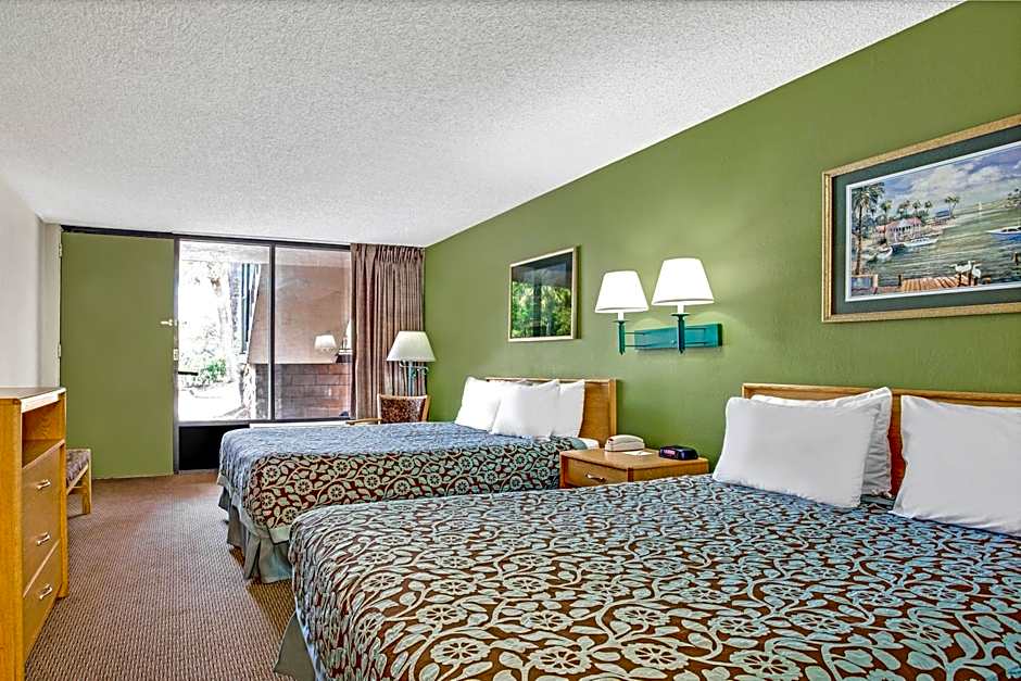 Days Inn by Wyndham Bradenton - Near the Gulf