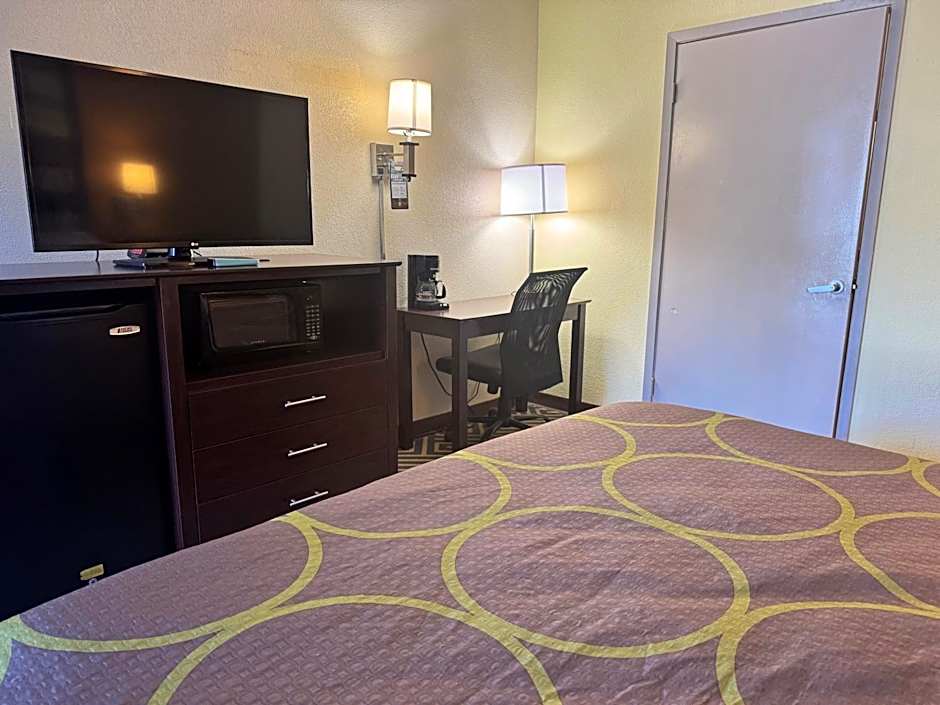 Super 8 by Wyndham Laurel